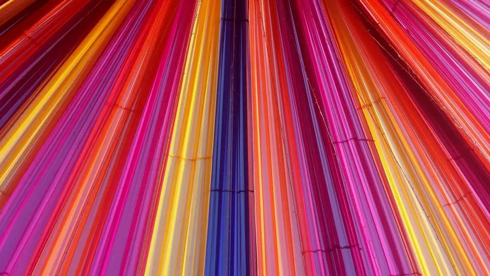 Composizione grafica a strisce verticali nei toni del rosa, del magenta e dell'arancione